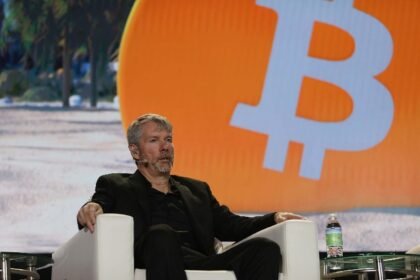 Megabre Michael Saylor issues Bitcoin forecasts and important US warnings