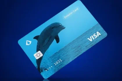 Tarjeta Visa de color azul con el logo de un delfín.