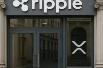 Puerta principal de un banco con el logo de Ripple.