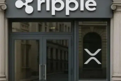 Puerta principal de un banco con el logo de Ripple.
